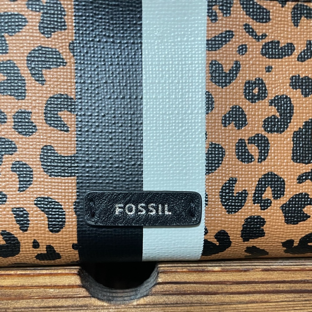 Nwt Fossil Logan Zip Around Cheetah Wallet - image 3